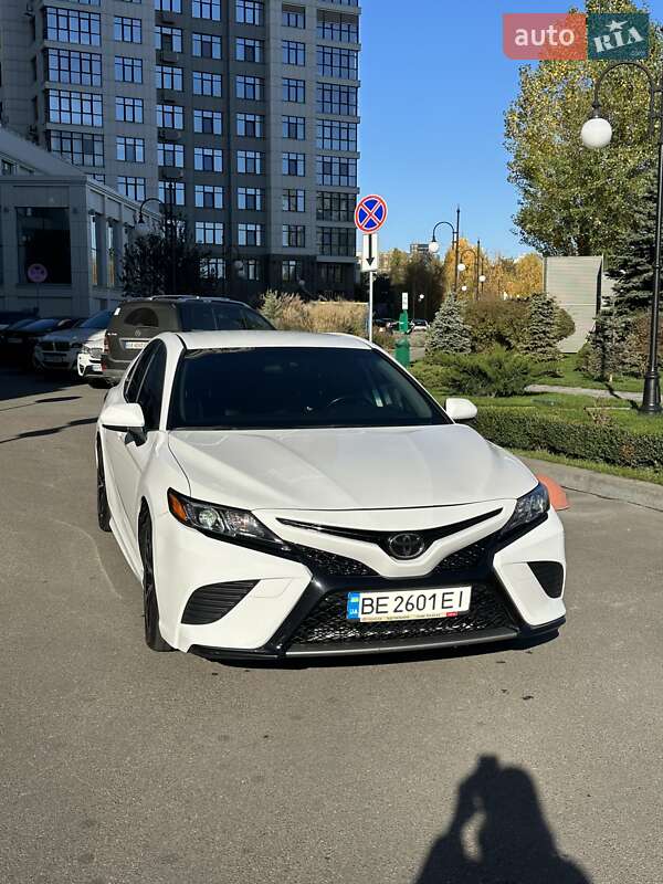 Седан Toyota Camry 2018 в Киеве