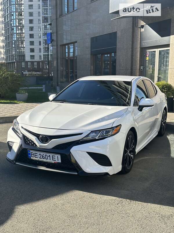 Седан Toyota Camry 2018 в Києві