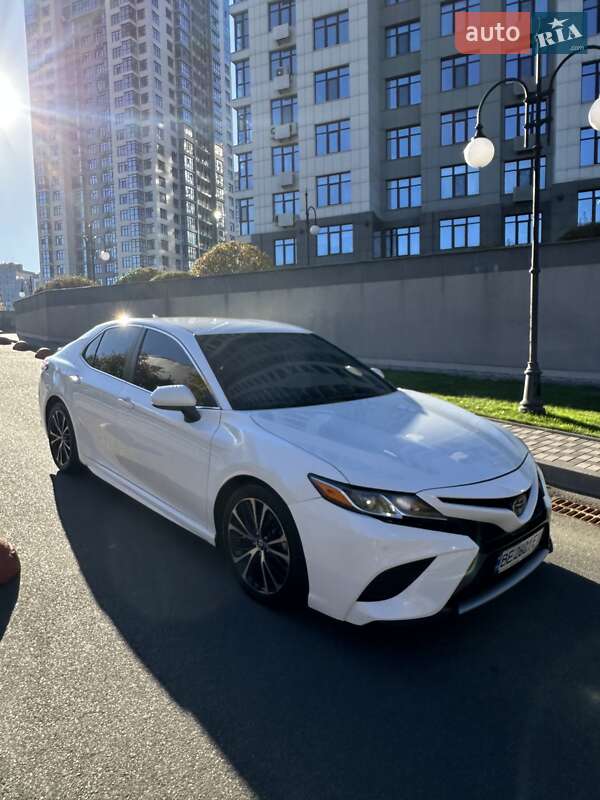 Седан Toyota Camry 2018 в Киеве