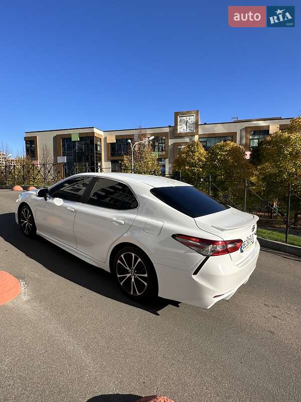 Седан Toyota Camry 2018 в Киеве