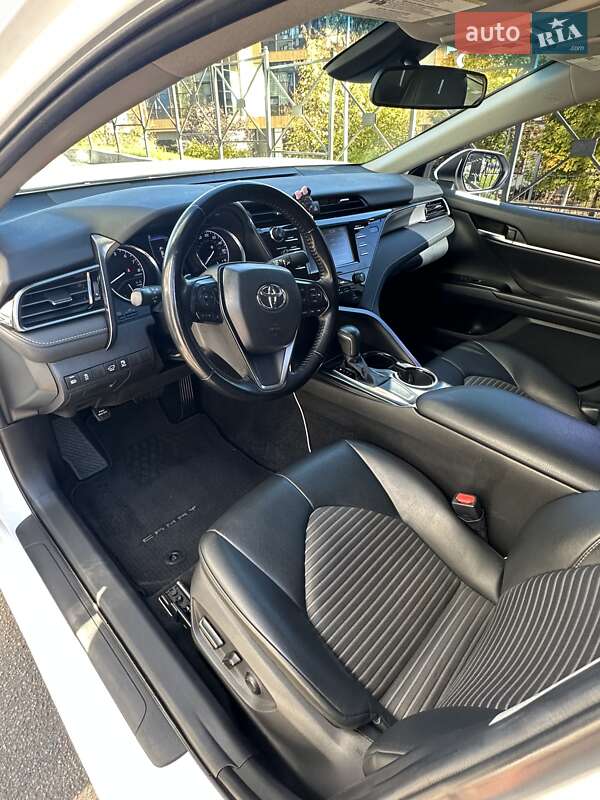 Седан Toyota Camry 2018 в Киеве