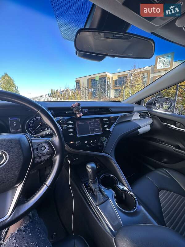 Седан Toyota Camry 2018 в Киеве
