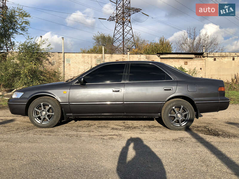 Седан Toyota Camry 1998 в Запоріжжі