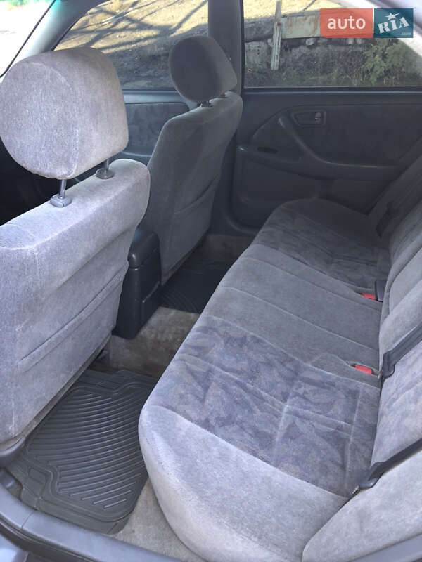 Седан Toyota Camry 1998 в Запоріжжі