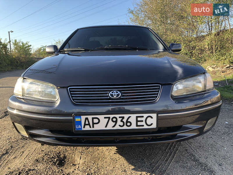 Седан Toyota Camry 1998 в Запоріжжі