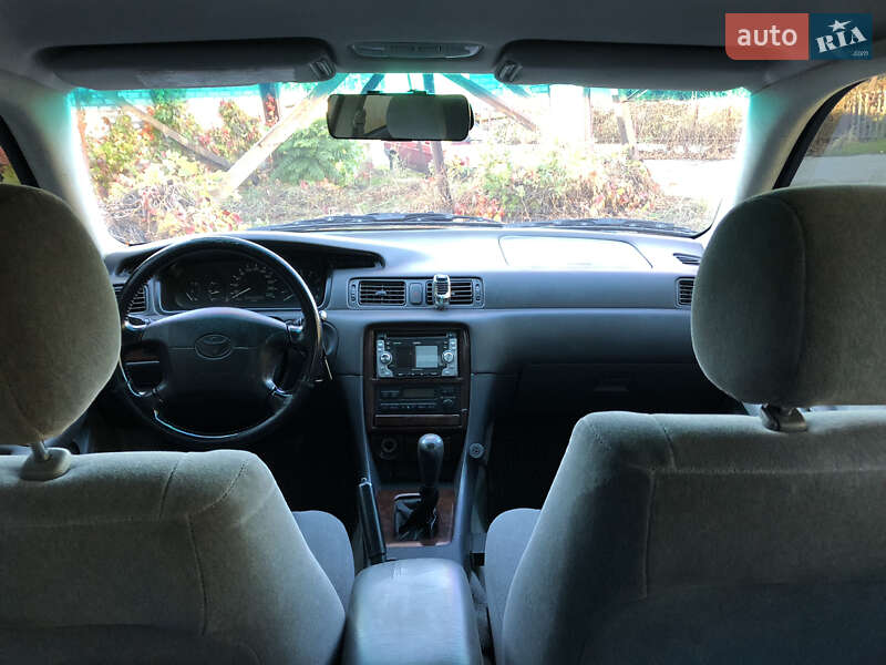 Седан Toyota Camry 1998 в Запоріжжі