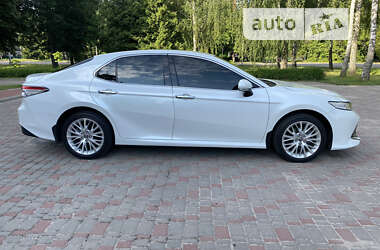 Седан Toyota Camry 2017 в Миргороде