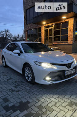 Седан Toyota Camry 2019 в Звягелі