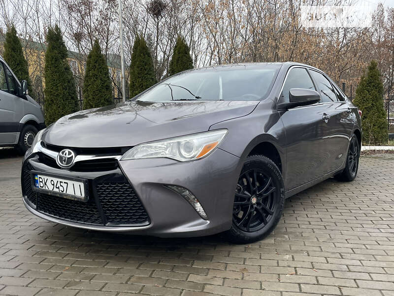 Седан Toyota Camry 2015 в Рівному