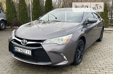 Седан Toyota Camry 2015 в Ровно