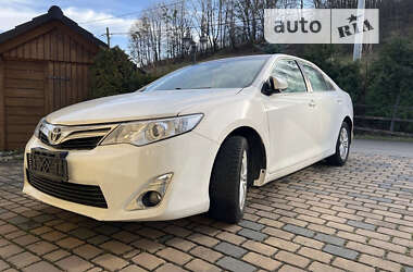 Седан Toyota Camry 2013 в Чернівцях