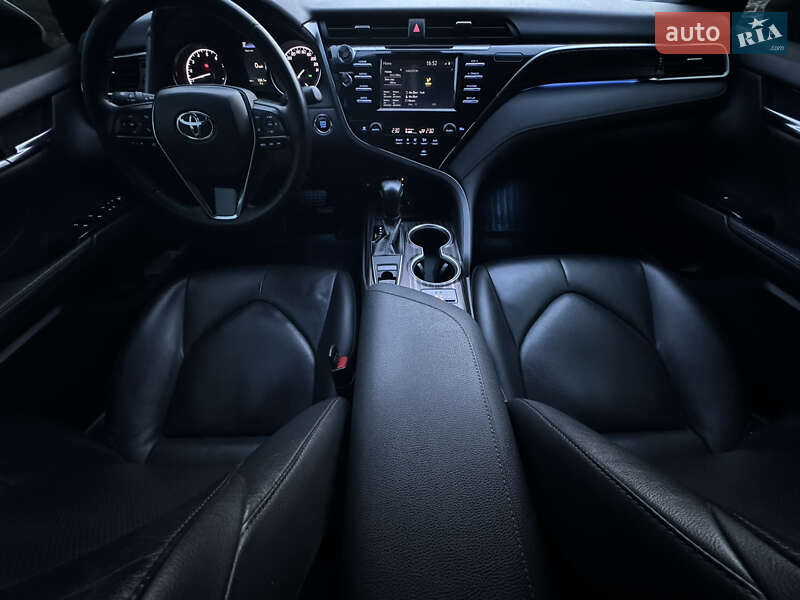 Седан Toyota Camry 2018 в Харькове