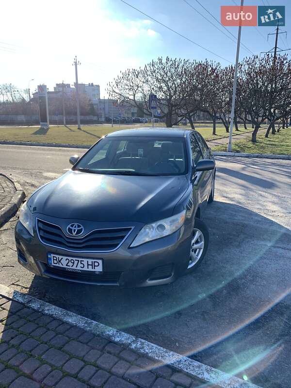 Седан Toyota Camry 2010 в Ровно