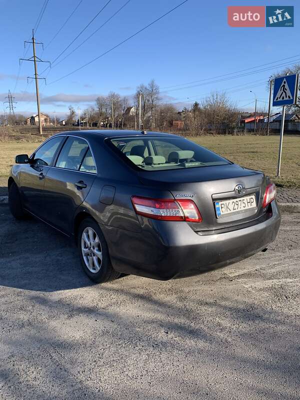 Седан Toyota Camry 2010 в Ровно