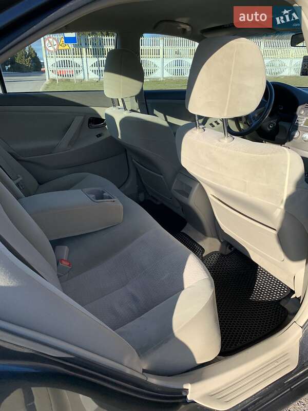 Седан Toyota Camry 2010 в Ровно