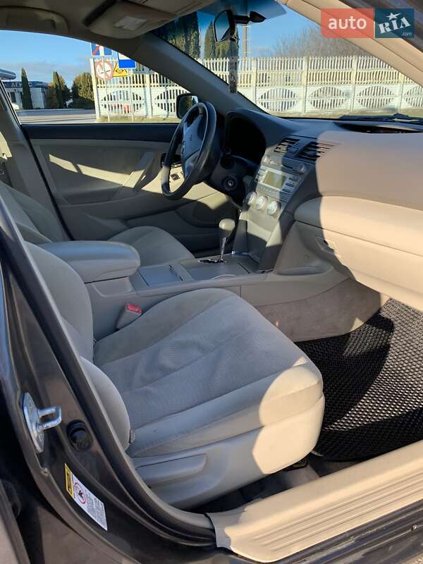 Седан Toyota Camry 2010 в Ровно