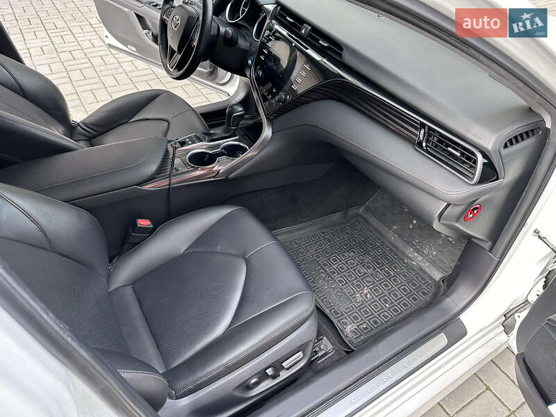 Седан Toyota Camry 2019 в Днепре