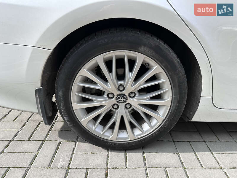 Седан Toyota Camry 2019 в Днепре