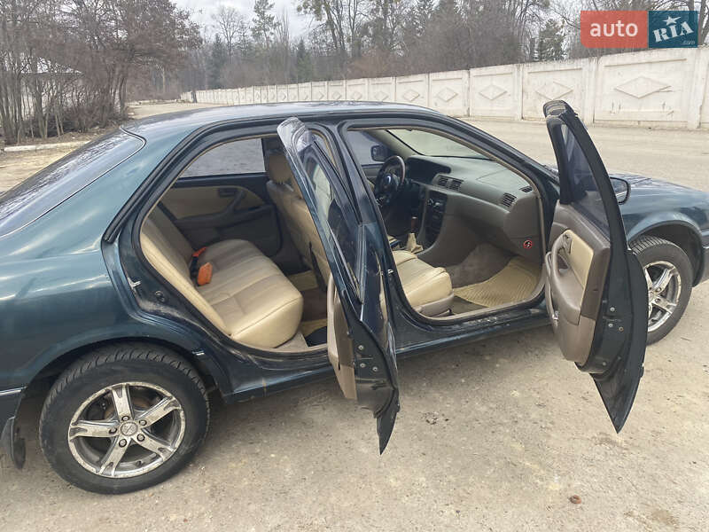 Седан Toyota Camry 1998 в Харькове