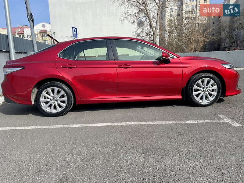 Седан Toyota Camry 2018 в Херсоне
