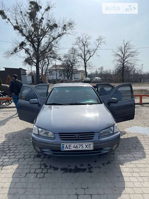 Седан Toyota Camry 1998 в Дніпрі