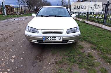 Седан Toyota Camry 1999 в Здолбуніві