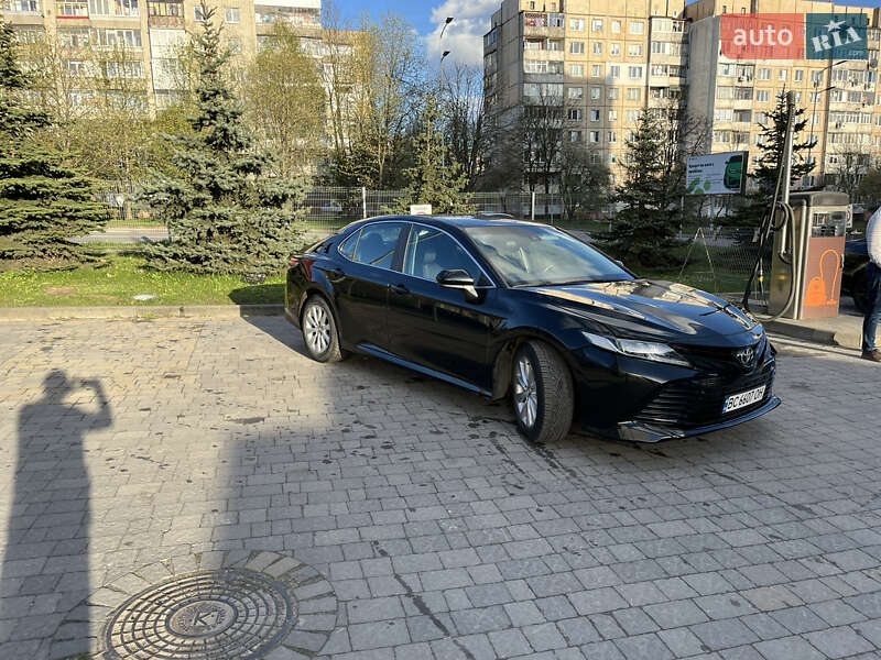 Седан Toyota Camry 2018 в Львові