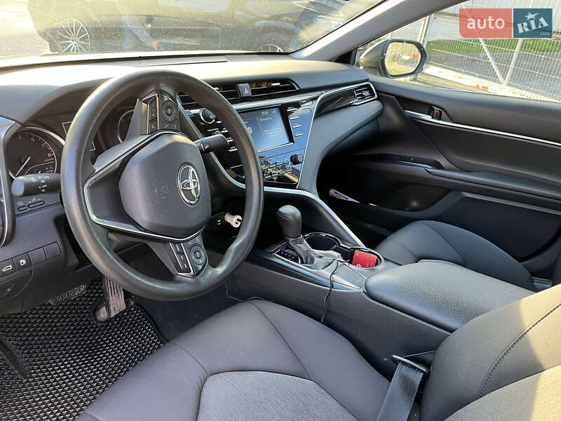 Седан Toyota Camry 2018 в Львові