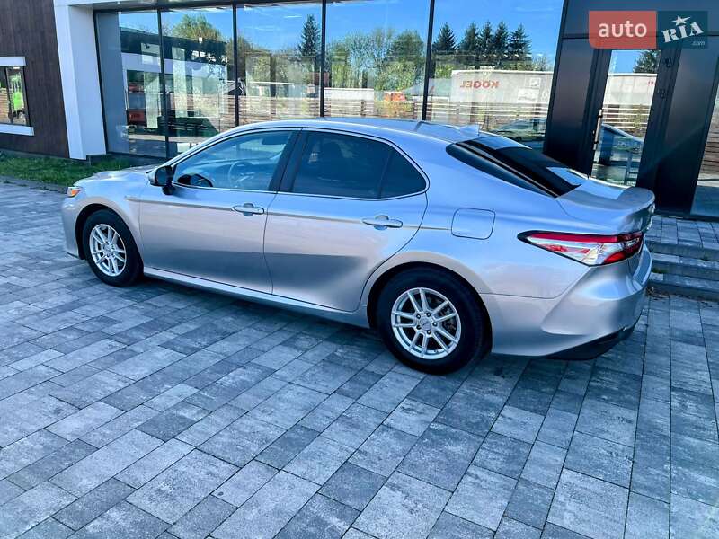 Седан Toyota Camry 2018 в Києві