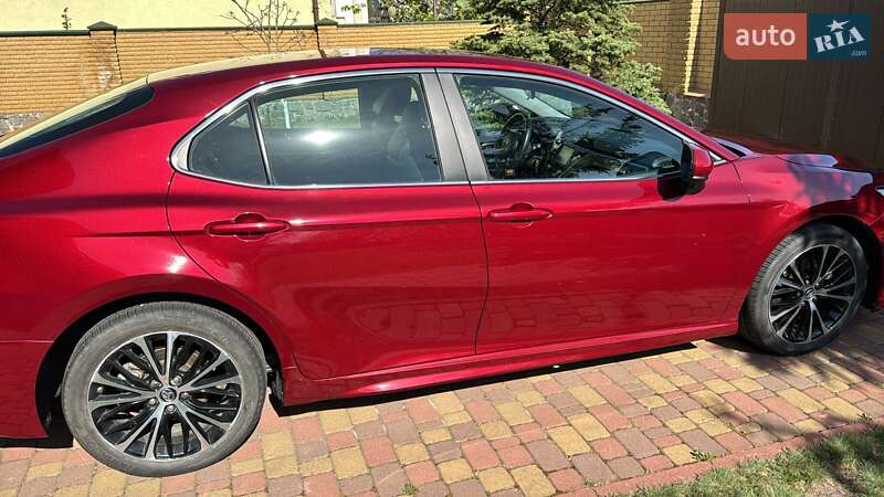 Седан Toyota Camry 2017 в Полтаві