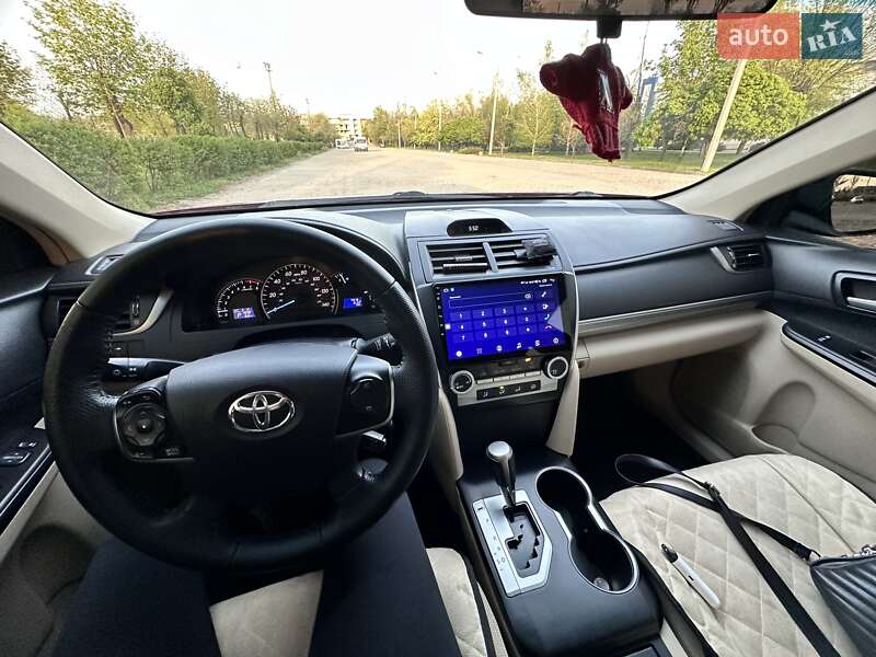 Седан Toyota Camry 2013 в Кривому Розі