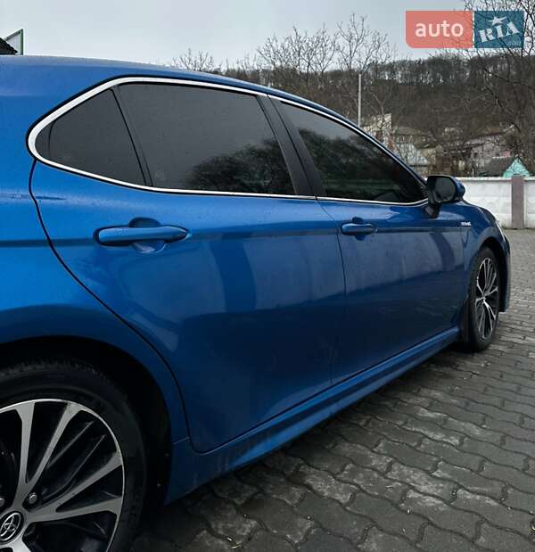 Седан Toyota Camry 2018 в Чернівцях