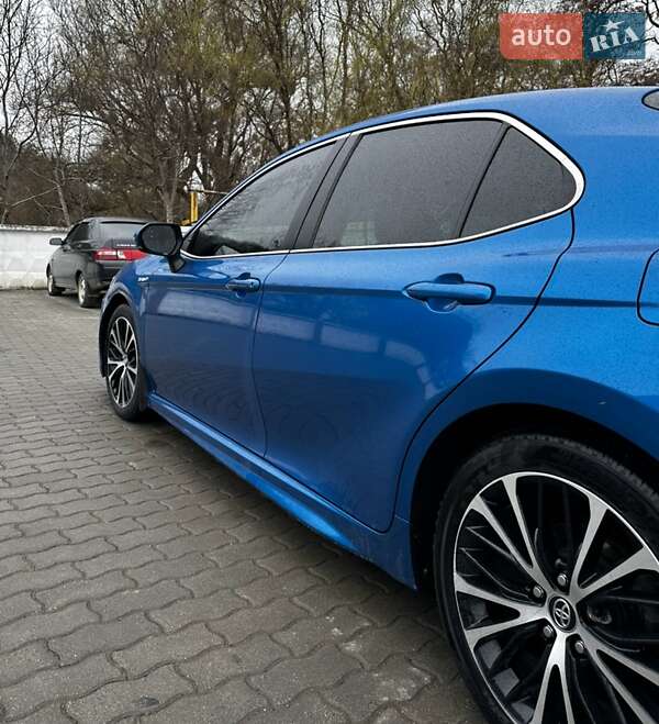 Седан Toyota Camry 2018 в Чернівцях