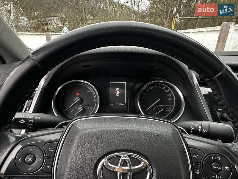 Седан Toyota Camry 2018 в Чернівцях