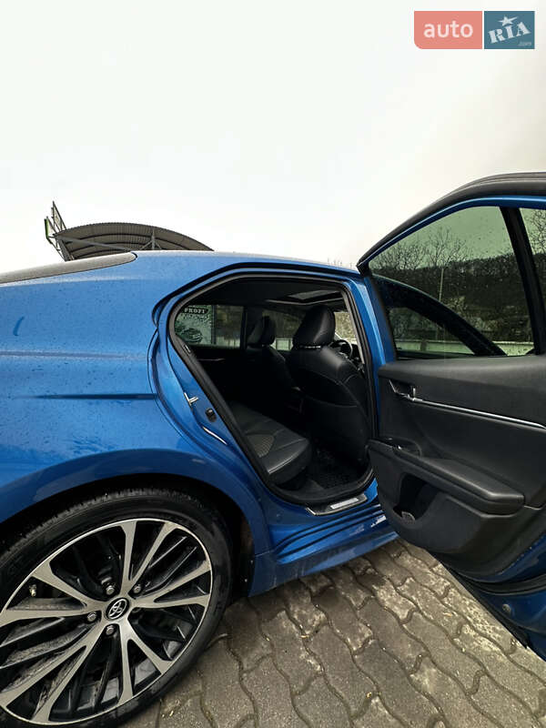 Седан Toyota Camry 2018 в Чернівцях