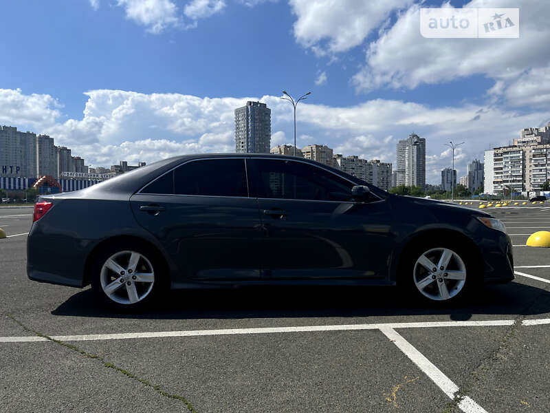 Седан Toyota Camry 2013 в Киеве