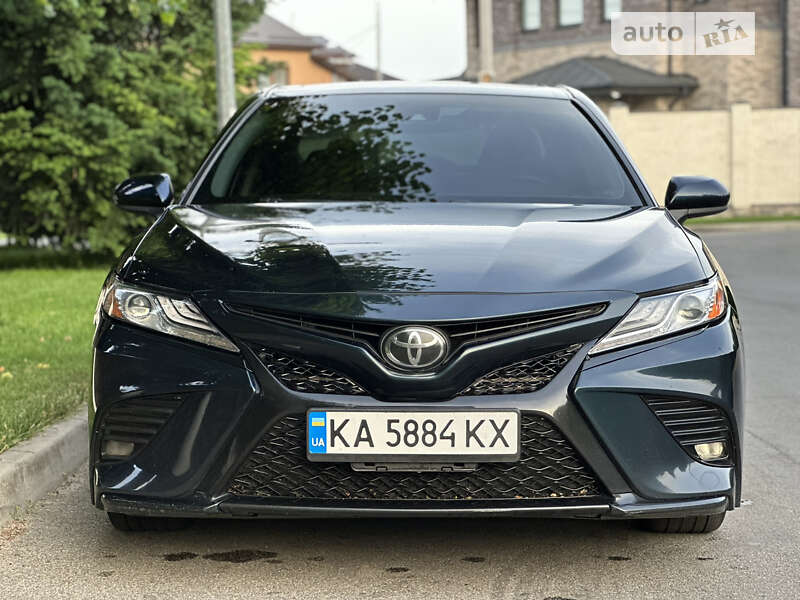 Седан Toyota Camry 2018 в Києві