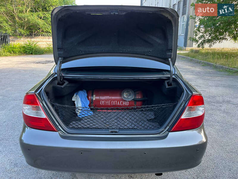 Седан Toyota Camry 2004 в Днепре