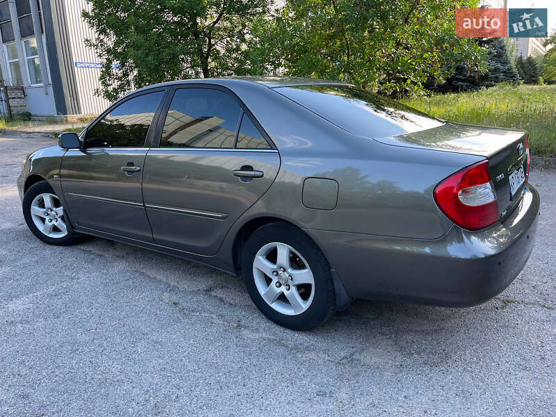Седан Toyota Camry 2004 в Днепре