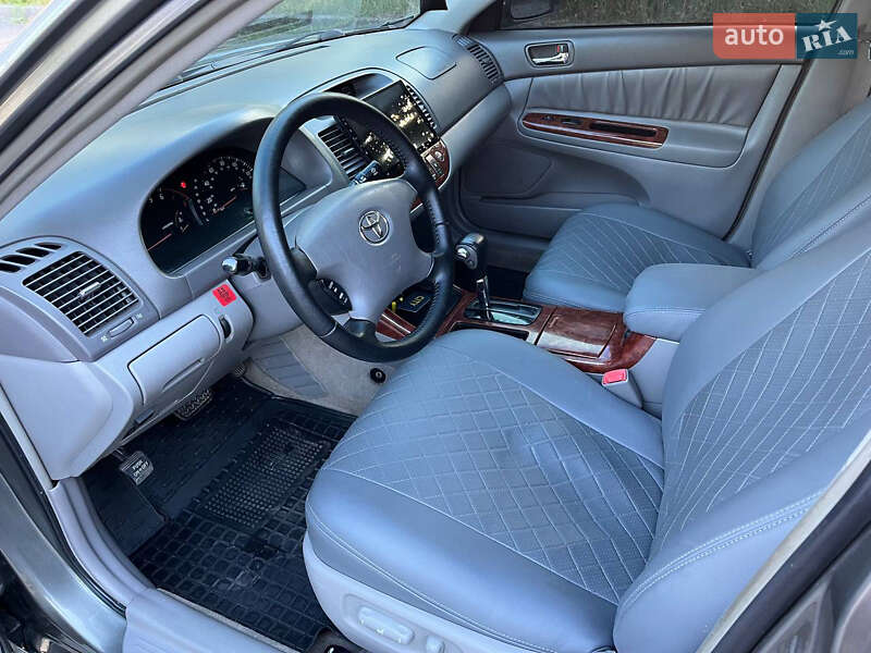 Седан Toyota Camry 2004 в Днепре