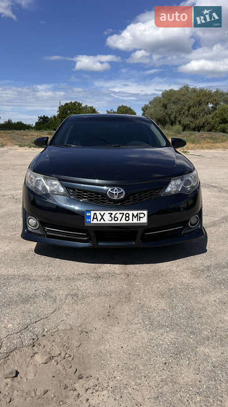 Седан Toyota Camry 2013 в Харкові