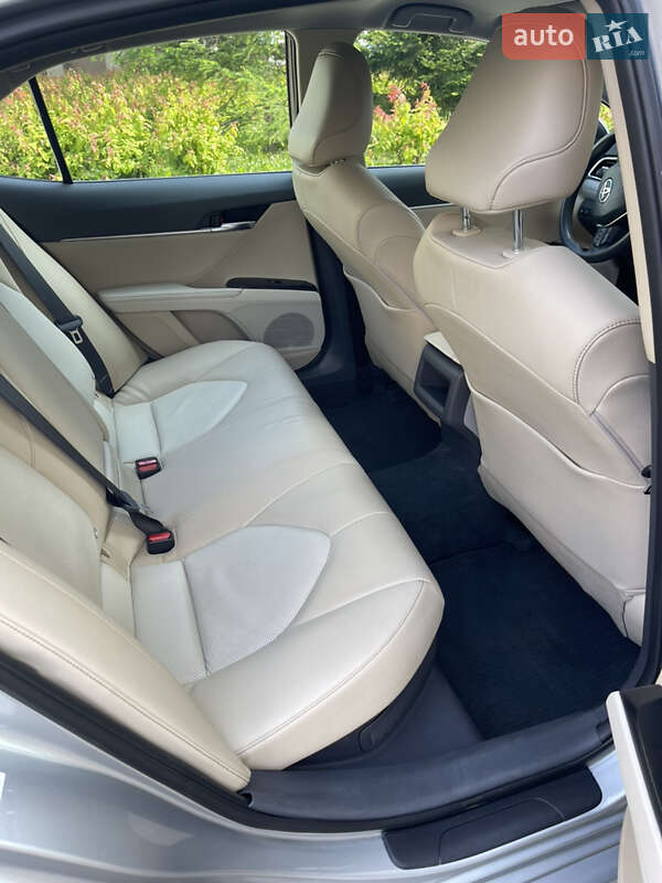 Седан Toyota Camry 2017 в Івано-Франківську