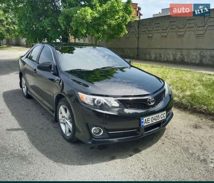 Седан Toyota Camry 2014 в Дніпрі