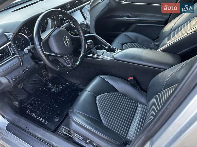 Седан Toyota Camry 2018 в Львові