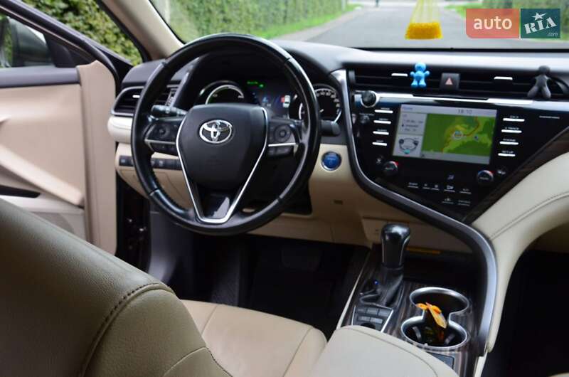 Седан Toyota Camry 2019 в Перечині