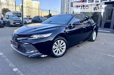 Седан Toyota Camry 2019 в Киеве