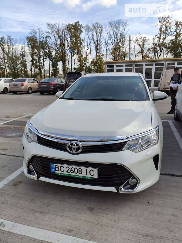Седан Toyota Camry 2016 в Львові