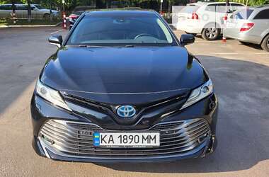 Седан Toyota Camry 2019 в Киеве