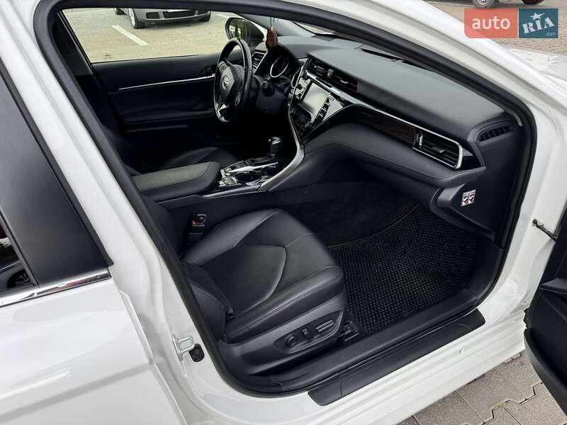 Седан Toyota Camry 2019 в Черновцах