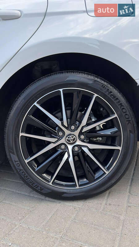 Седан Toyota Camry 2022 в Рівному
